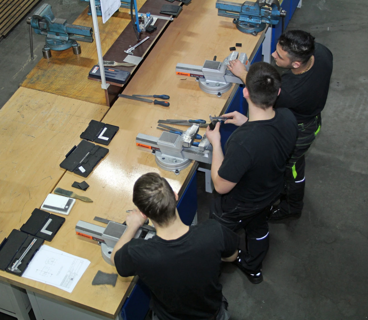 Ausbildung und/oder Studium? Beim Infoabend können sich Eltern in Unternehmen über Berufswahl-Chancen austauschen. (Foto: OBK)  