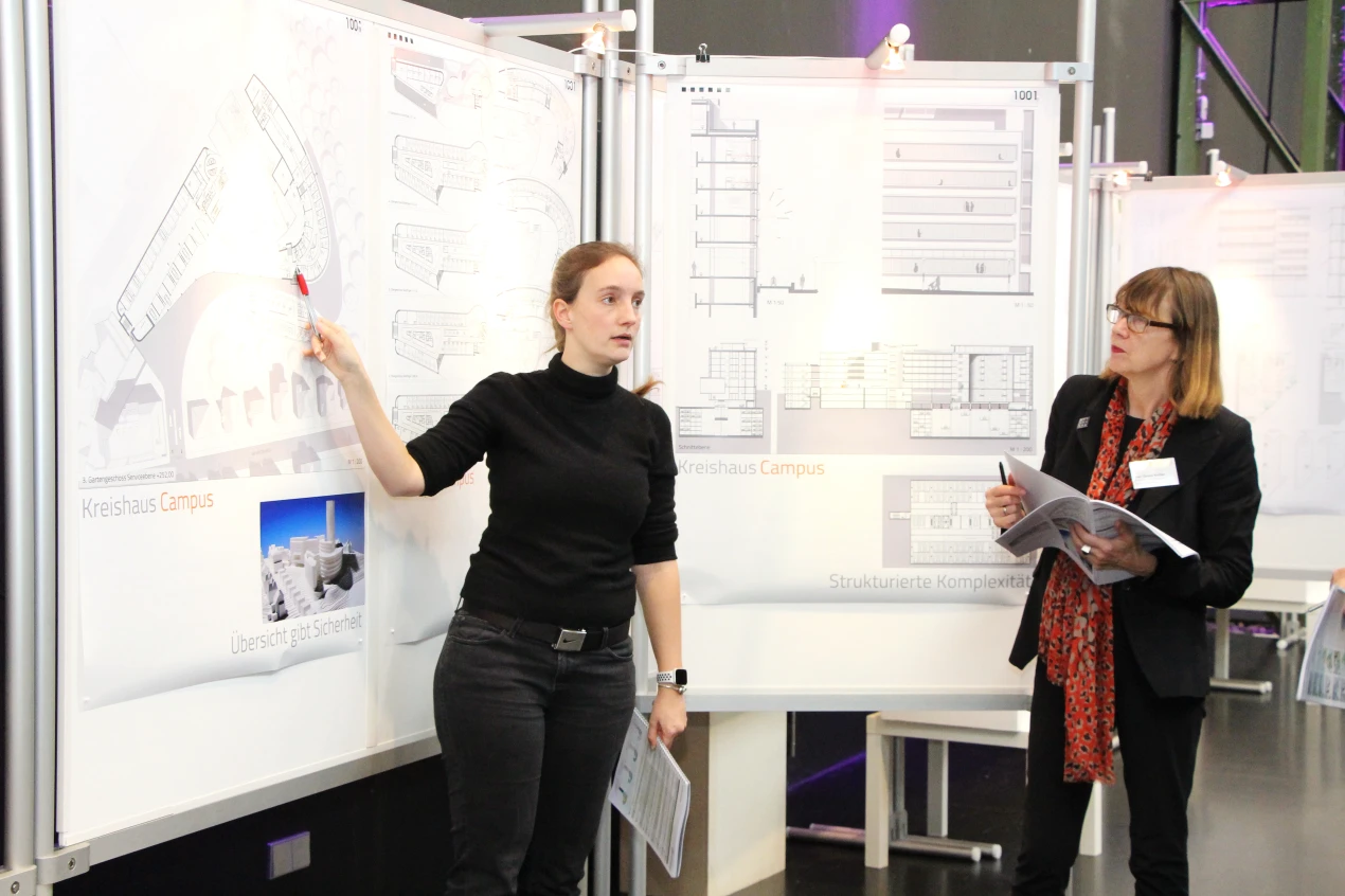 Christine Dern (assmann gruppe, v.l.) und Fachpreisrichterin Prof. Christa Reicher bei der Preisgerichtssitzung am Freitag, 17. Januar 2020. (Foto: OBK)