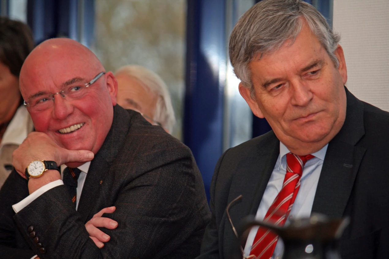 Dr. Michael Strunk vom Lions-Club Oberberg und Landrat Hagen Jobi freuen sich über die gelungene Dokumentation (Foto:OBK)  