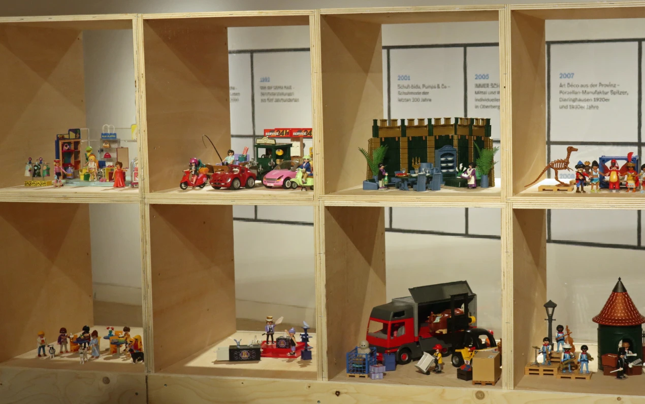 Einen Querschnitt der bisherigen Sonderausstellungen auf Schloss Homburg repräsentieren diese PLAYMOBIL-Szenen. (Foto: OBK)