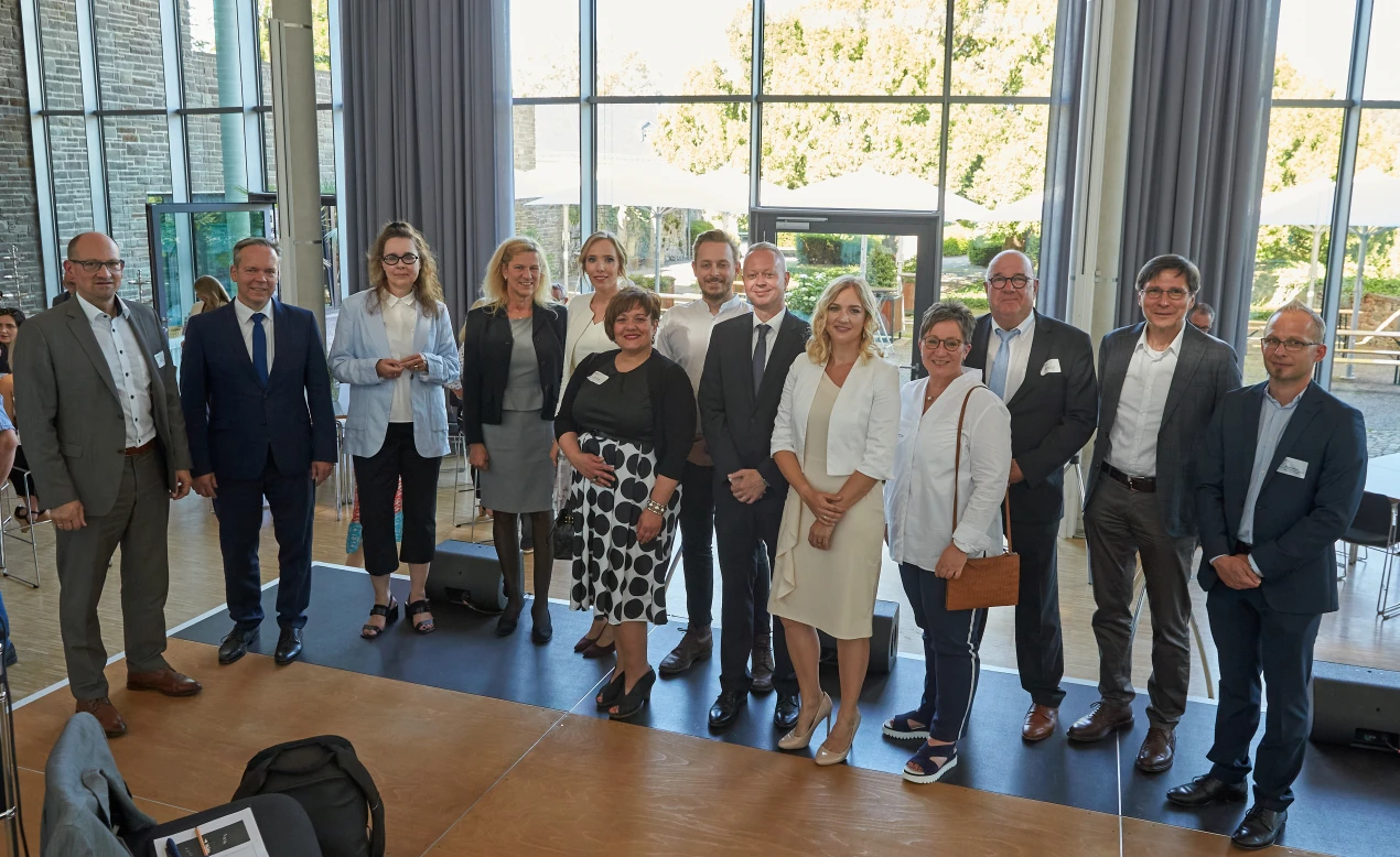 Die Vertretenden der Partner im FachKraftWerk Oberberg bei der Jubiläumsfeier auf Schloss Homburg.(Foto: Philipp Ising) 