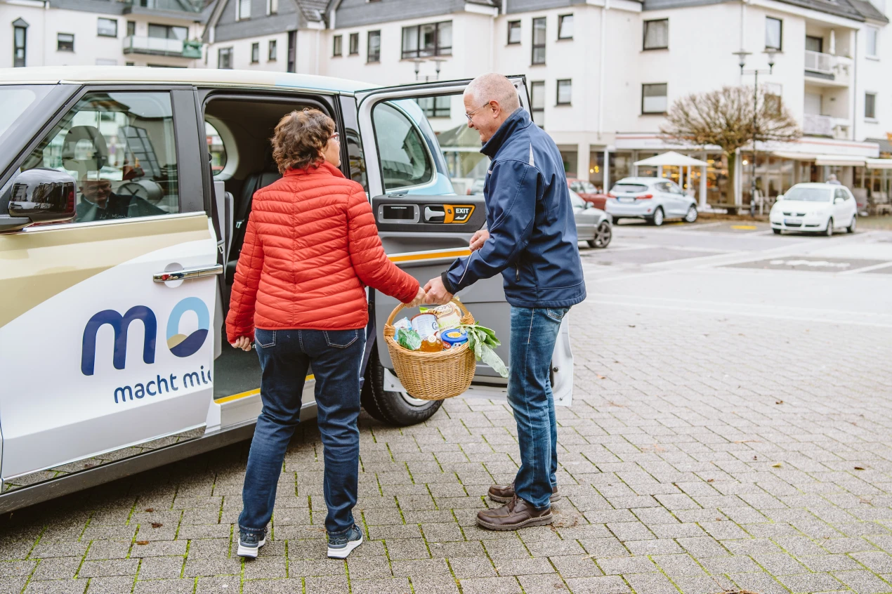 Der monti hat keine festen Routen oder Abfahrzeiten und wird nach Bedarf  über die Smartphone-App oder per Telefonanruf gebucht. (Foto: OVAG/OBK)