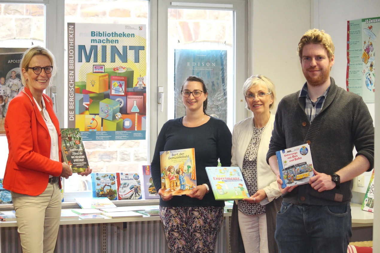 Übergabe der neuen MINT-Bücher (v.l.n.r.): Kerstin Pack, Bildungsbüro; Jessica Pallach, Kreis- und Stadtbücherei; Anke Koester, Leiterin des Amtes für Schule und Bildung und Christian Bürgin, Leiter der Kreis- und Stadtbücherei. (Foto: OBK)