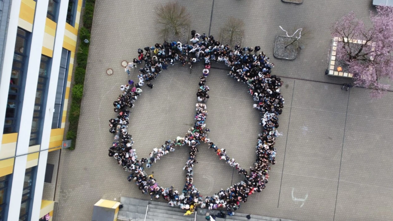 Die Schüler des Aggertal Gymnasiums Engelskirchen formierten sich in Form eines Peace-Zeichens. (Foto: OBK)