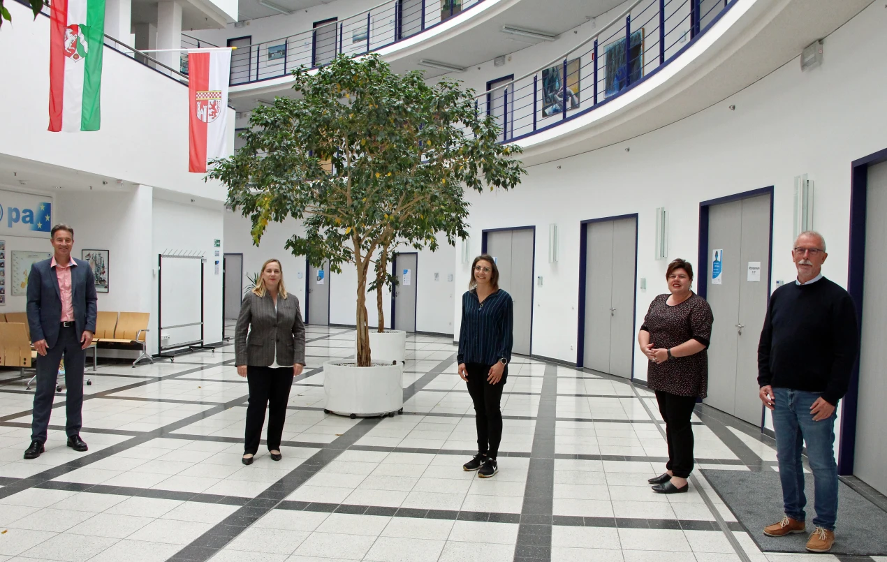 Ralf Schmallenbach (Sozialdezernent des Oberbergischen Kreises), Kaija Elvermann (Amtsleiterin des Gesundheitsamtes des Oberbergischen Kreises), Rabea Riesewieck, Sandra Karsten und Hubertus Vierschilling. (Foto: OBK)