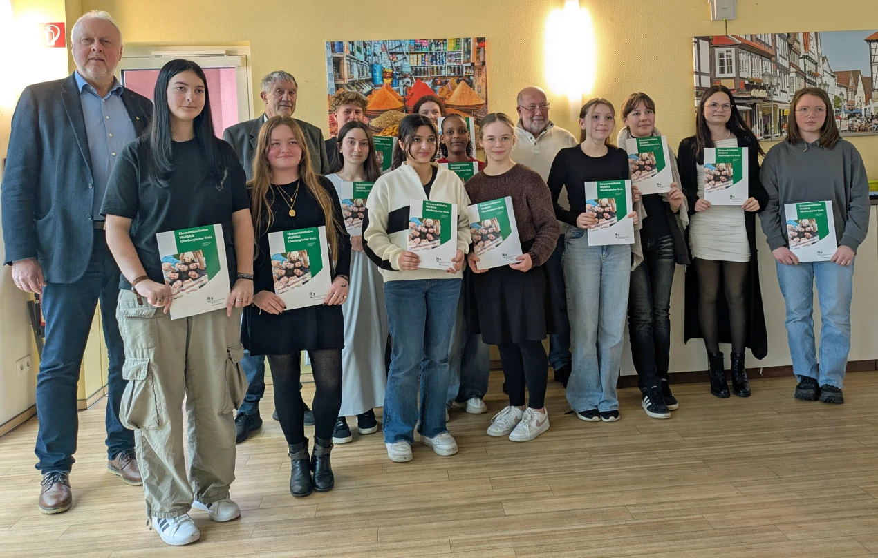 12 Schülerinnen und Schüler der Sekundarschule Walbach haben durch den Erwerb des Sozialführerscheins ihr ehrenamtliches Engagement fortgesetzt. Der stellvertretende Landrat Prof. Dr. Friedrich Wilke (3. v. l.), Weitblicklotse Hans-Willi Rudloff (5. v. r.) und Bürgermeister Dr. Gero Karthaus (l.) gratulierten den engagierten Jugendlichen und dankten für ihr freiwilliges Engagement. (Foto: OBK)