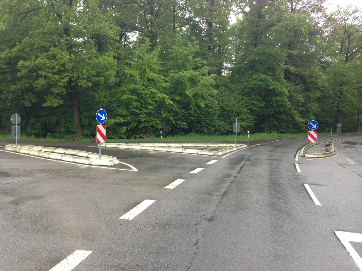 Einmündungsbereich Enselskamp (zur K 48) von Marienhagen (K 52) kommend in Fahrtrichtung Morkepütz. (Foto: OBK)