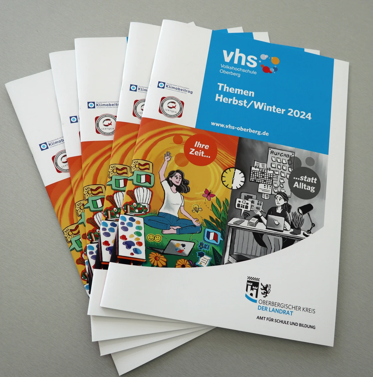 In den Programmheften und auch online gibt es die Kursangebote des Herbstsemesters 2024 der VHS Oberberg. (Foto/Grafik: OBK/VHS-Oberberg)
