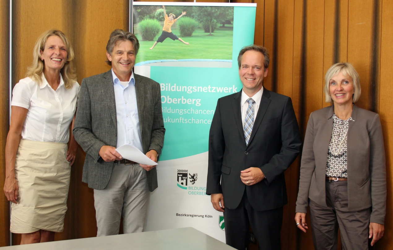 Setzen sich ein für ein optimiertes Bildungsmanagement im Oberbergischen (v.l.n.r.): Kerstin Pack, Bildungsmanagement im Bildungsbüro OBK; Johannes Schnurr, Leiter Transferagentur Kommunales Bildungsmanagement NRW; Kreisdirektor Klaus Grootens und Anke Koester, Leiterin des Amtes für Schule und Bildung OBK/ Leiterin Bildungsbüro Oberbergischer Kreis (Foto: OBK).