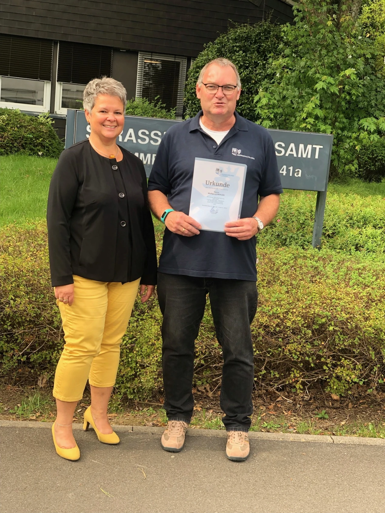 Kerstin Gipperich überreicht Wolfgang Behler die Urkunde. (Foto: OBK)