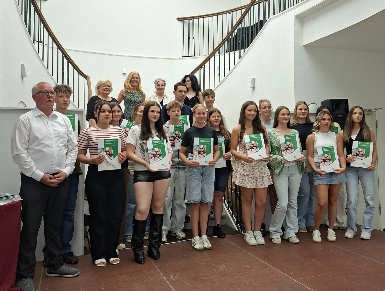 Die Absolventinnen und Absolventen in Radevormwald erhielten ihre Sozialführerscheine vom stellvertretenden Landrat Jürgen Fischer (l.) und der stellvertr. Bürgermeisterin Cornelia Päper (hinten l.). Weitblicklotsin Margareta Coenen (hinten M.) engagiert sich unter anderem für das Projekt Sozialführerschein, auch um Jugendliche für ehrenamtliches Engagement zu gewinnen. (Foto: OBK)   