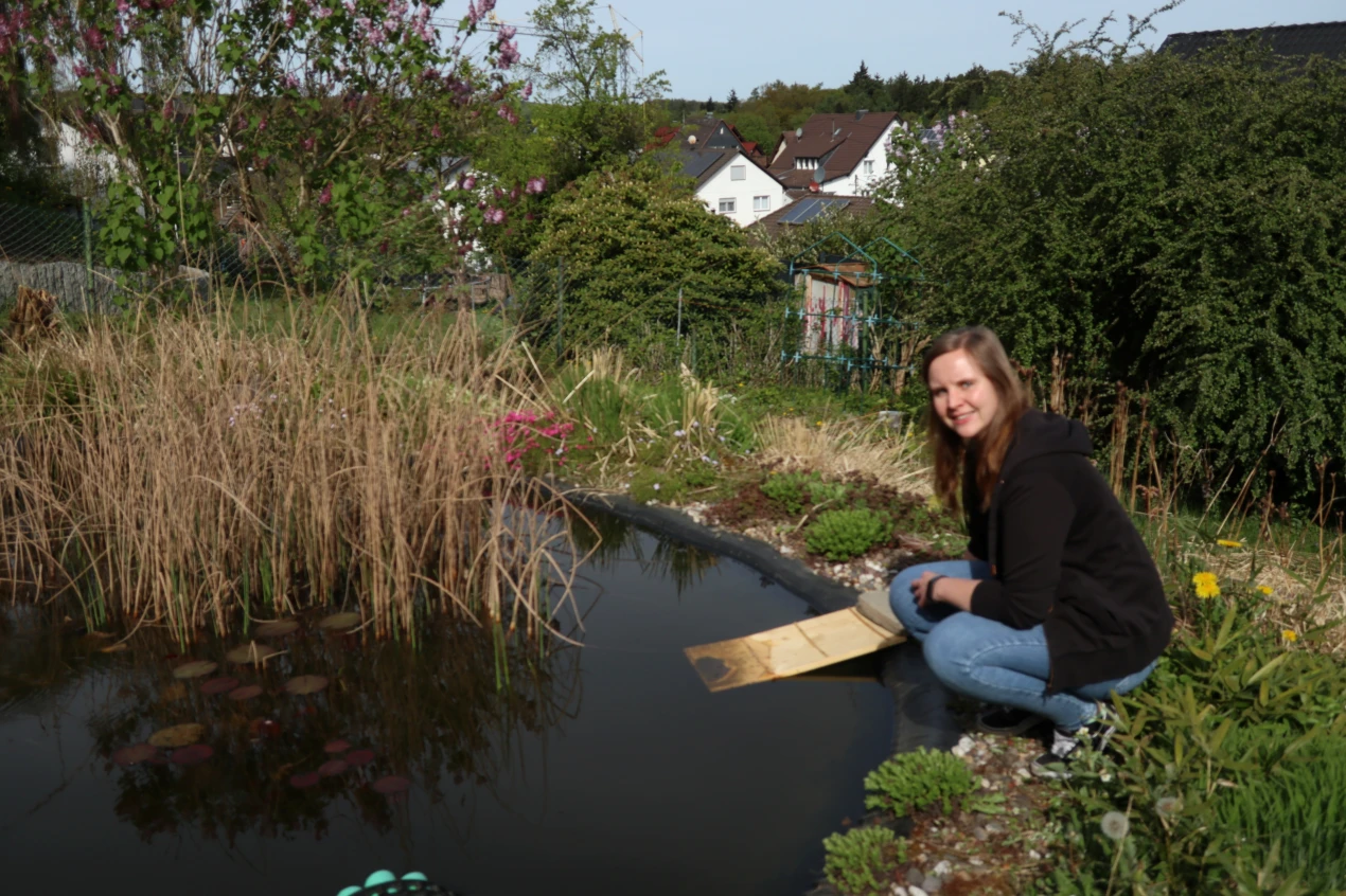 Sarah Noll (NABU Oberberg) wirbt für einen igelfreundlichen Garten und zeigt, dass schon wenige kleine Maßnahmen helfen. (Foto: OBK)