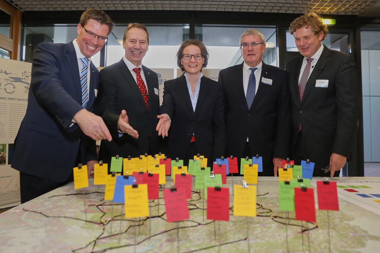 Stephan Santelmann, Jochen Hagt, Ina Scharrenbach, Sebastian Schuster und Reimar Molitor am Projekt- und Themenspeicher. (Foto: OBK)