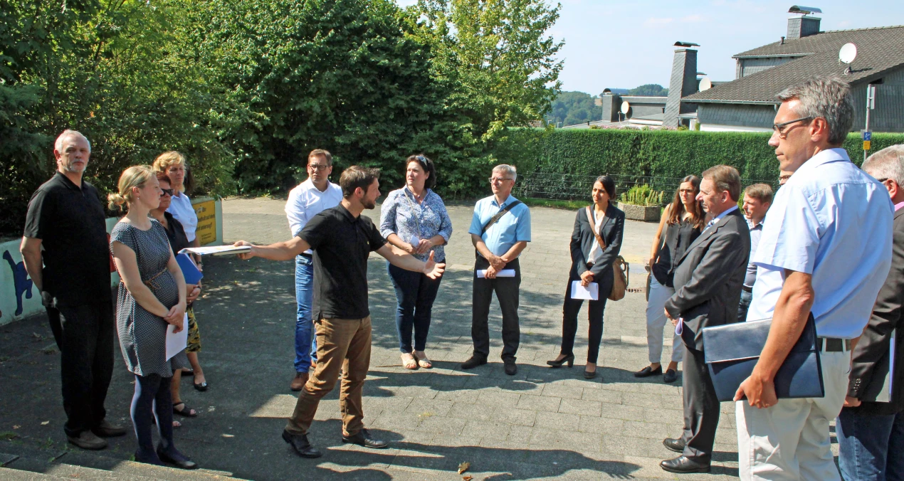 Frank Schulz, Stadterneuerungs- und Stadtentwicklungsgesellschaft NRW mbH erläutert Möglichkeiten eines Jugendtreffs im Bereich "Auf der Brede". (Foto: OBK)