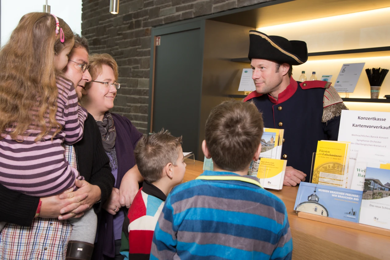 Käpt´n Book empfängt die Besucherinnen und Besucher auf Schloss Homburg (Foto: Sebastian Frankowski)