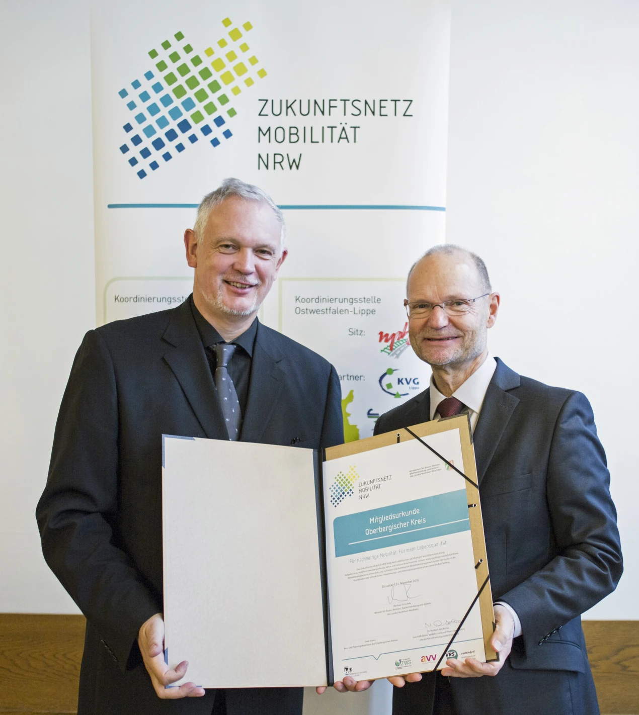 Urkundenübergabe in Düsseldorf: Uwe Stranz (l.),leitender Kreisbaudirektor und Staatssekretär Michael von der Mühlen. (Foto: Zukunftsnetz Mobilität NRW)