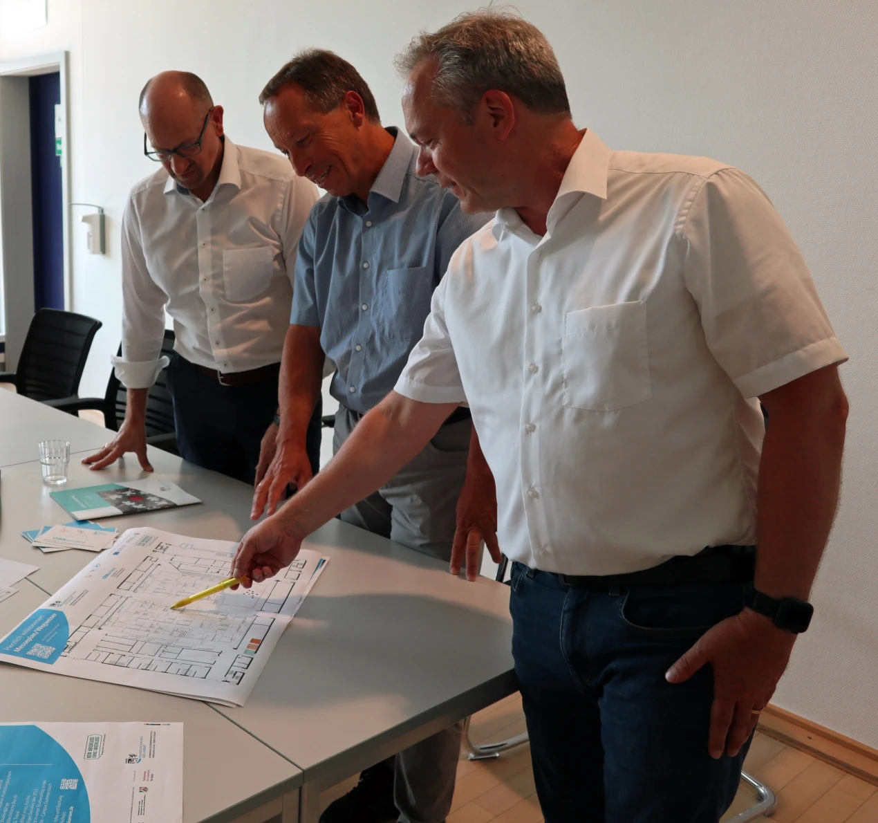 Vorbereitung der OBKarriere 2025 (v.l.): Ulrich Koch, Geschäftsführer des Arbeitgeberverbandes Oberberg und Vorsitzender der Ausbildungsinitiative Oberberg AiO; Planungsdezernent Frank Herhaus und Kreisdirektor Klaus Grootens planen die Stellfläche für über 70 Unternehmen und Institutionen in der SCHWALBE Arena. (Foto: OBK)