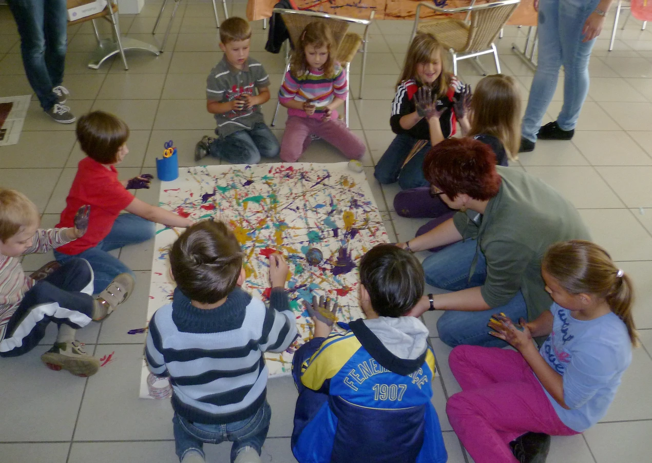 Bergneustädter Kinder malen experimentelle Kunstwerke. (Foto: OBK)