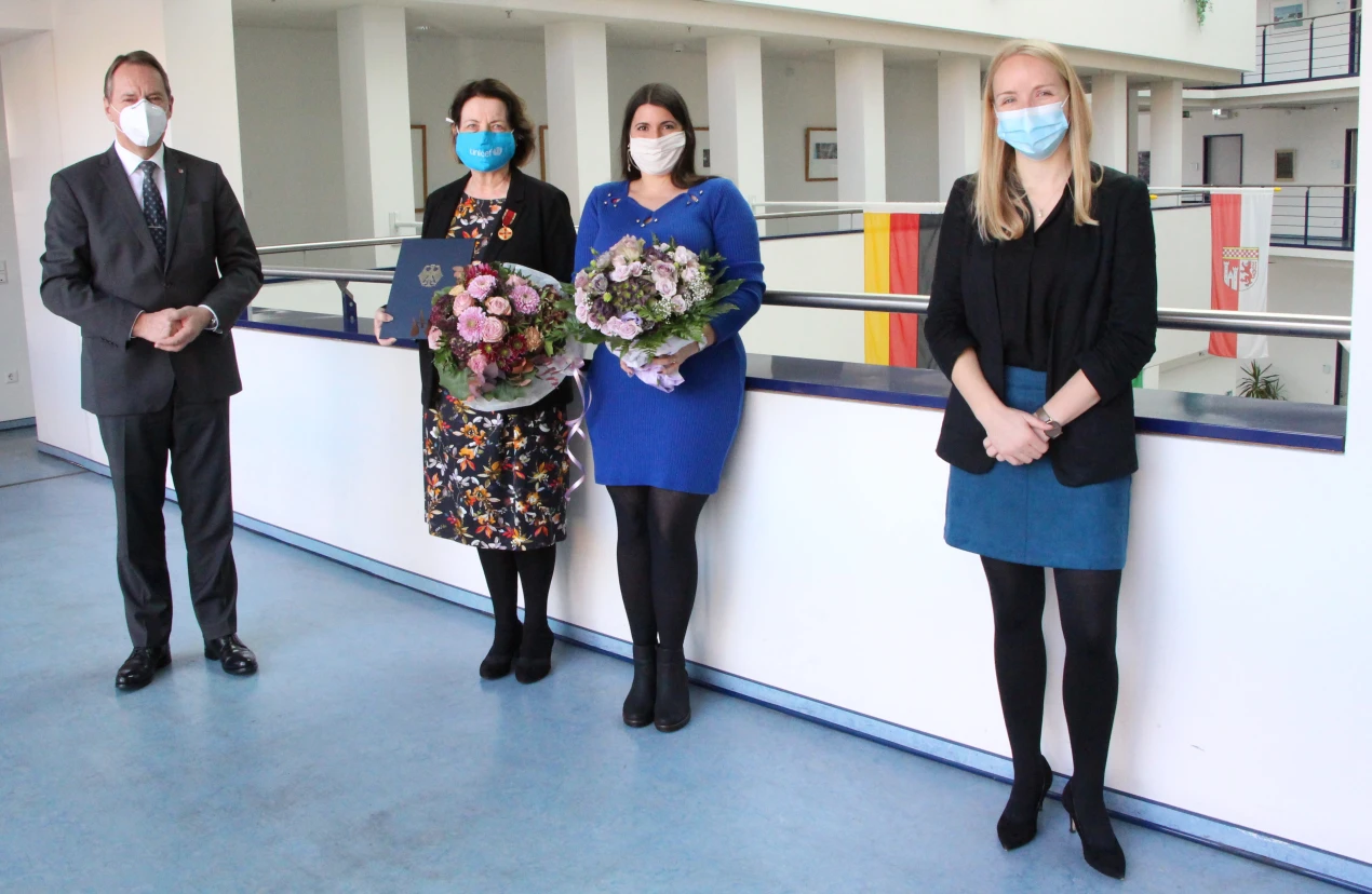 Landrat Jochen Hagt (l) hat Renate Koutawas (2.v.l.) die Verdienstmedaille verliehen. An der feierlichen Auszeichnung nahmen auch Christina Koutawas und Claudia Graf, Unicef Köln teil. (Foto: OBK)
