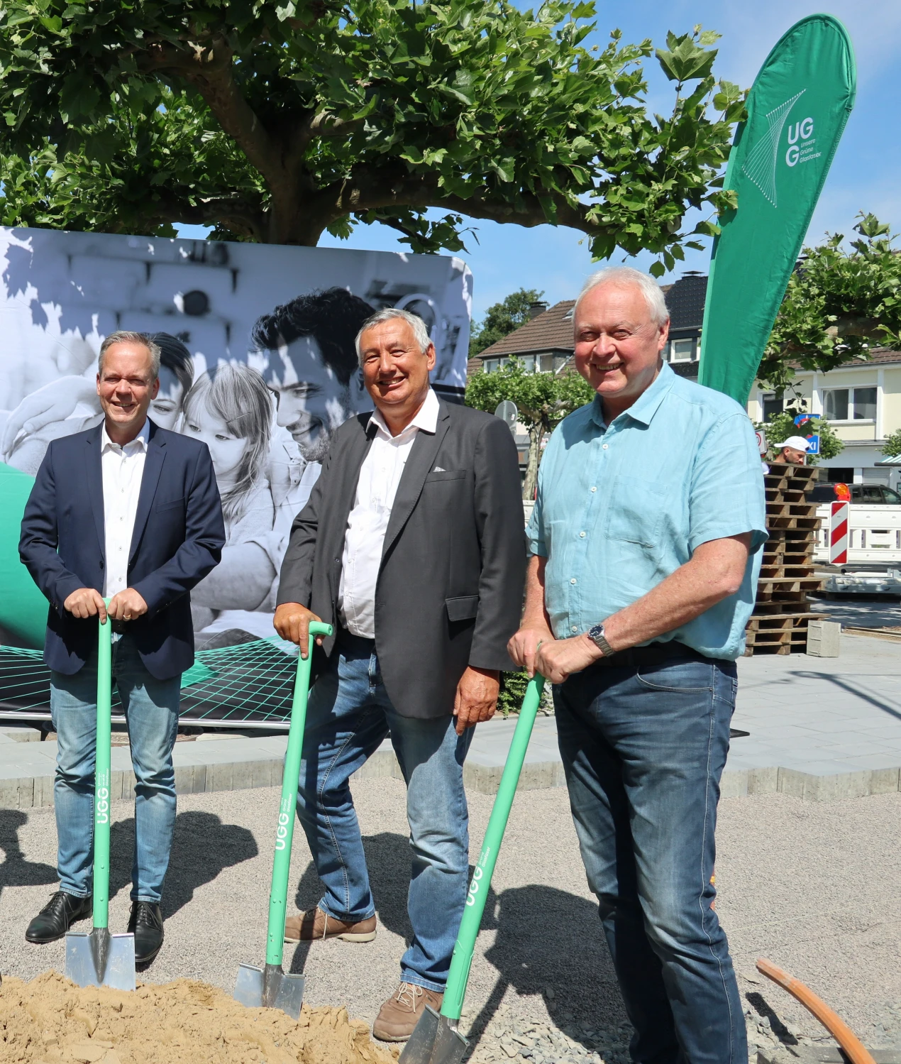 Auch die Gemeinde Engelskirchen beteiligt sich am Projekt Kreismitte zum flächendeckenden Glasfaserausbau (v.l.): Kreisdirektor Klaus Grootens; Stefan Syrek, Gigabitkoordinator des Oberbergischen Kreises Engelskirchen und der Bürgermeister der Gemeinde Engelskirchen Dr. Gero Karthaus. (Foto: OBK)