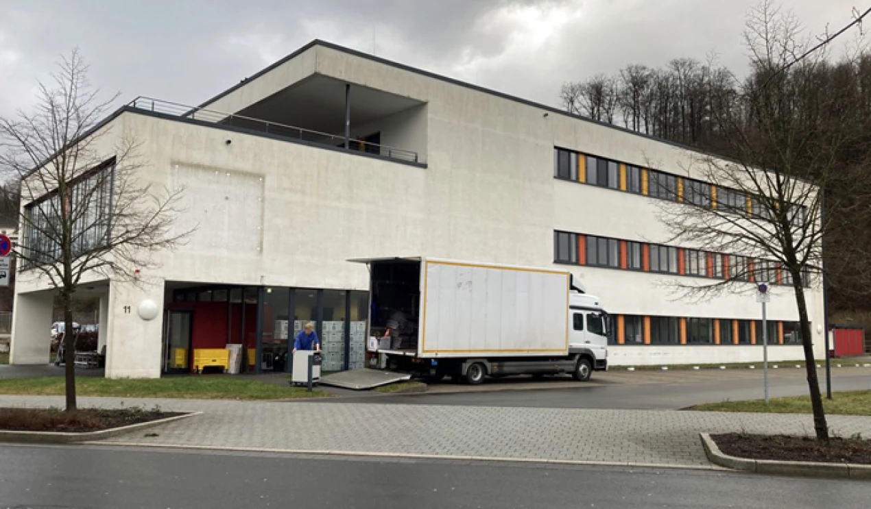 Vor dem Bestandsgebäude der AGewiS wird der Umzug-LKW beladen. (Foto: OBK)
