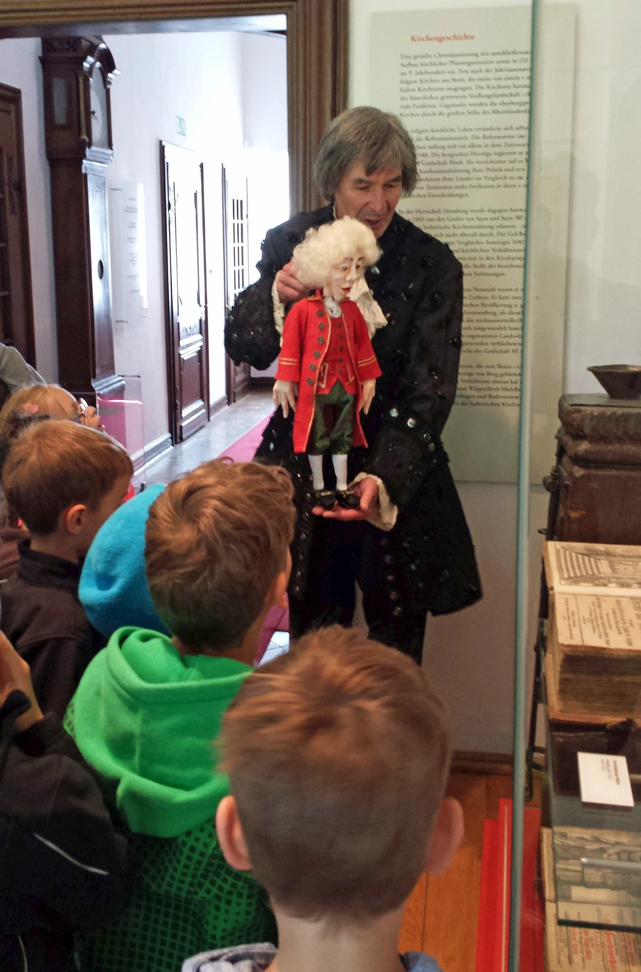 Der Haushofmeister erklärt den jungen Besuchern wie es bei der "vornehmen Gesellschaft am Hofe" zuging (Foto: Museum und Forum Schloss Homburg).