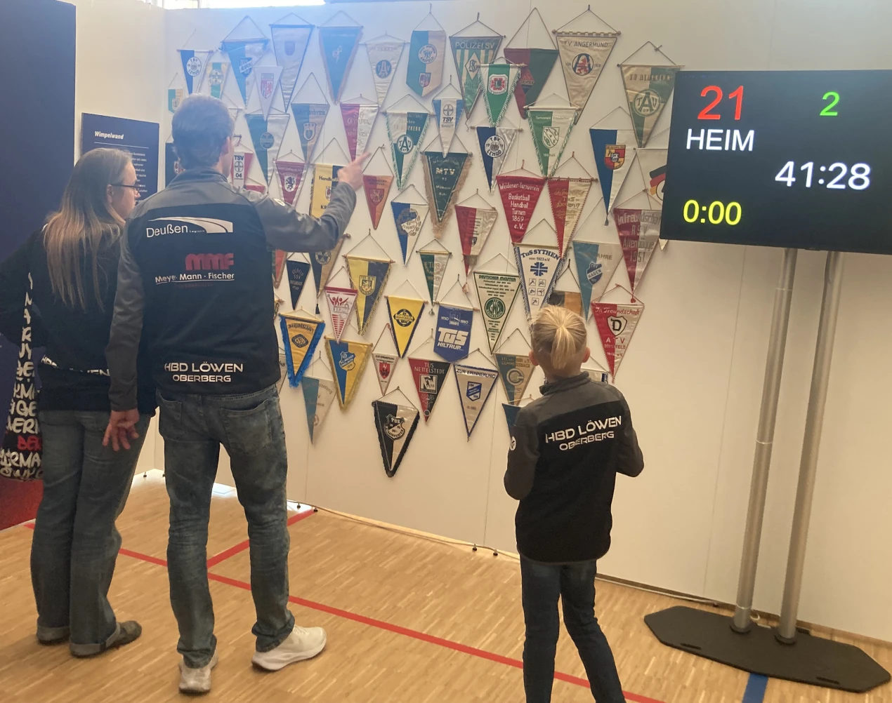 Für Handballbegeisterte: Wimpel der Handballvereine und Fanartikel sind in der Sonderausstellung zahlreich vertreten. (Foto: OBK)