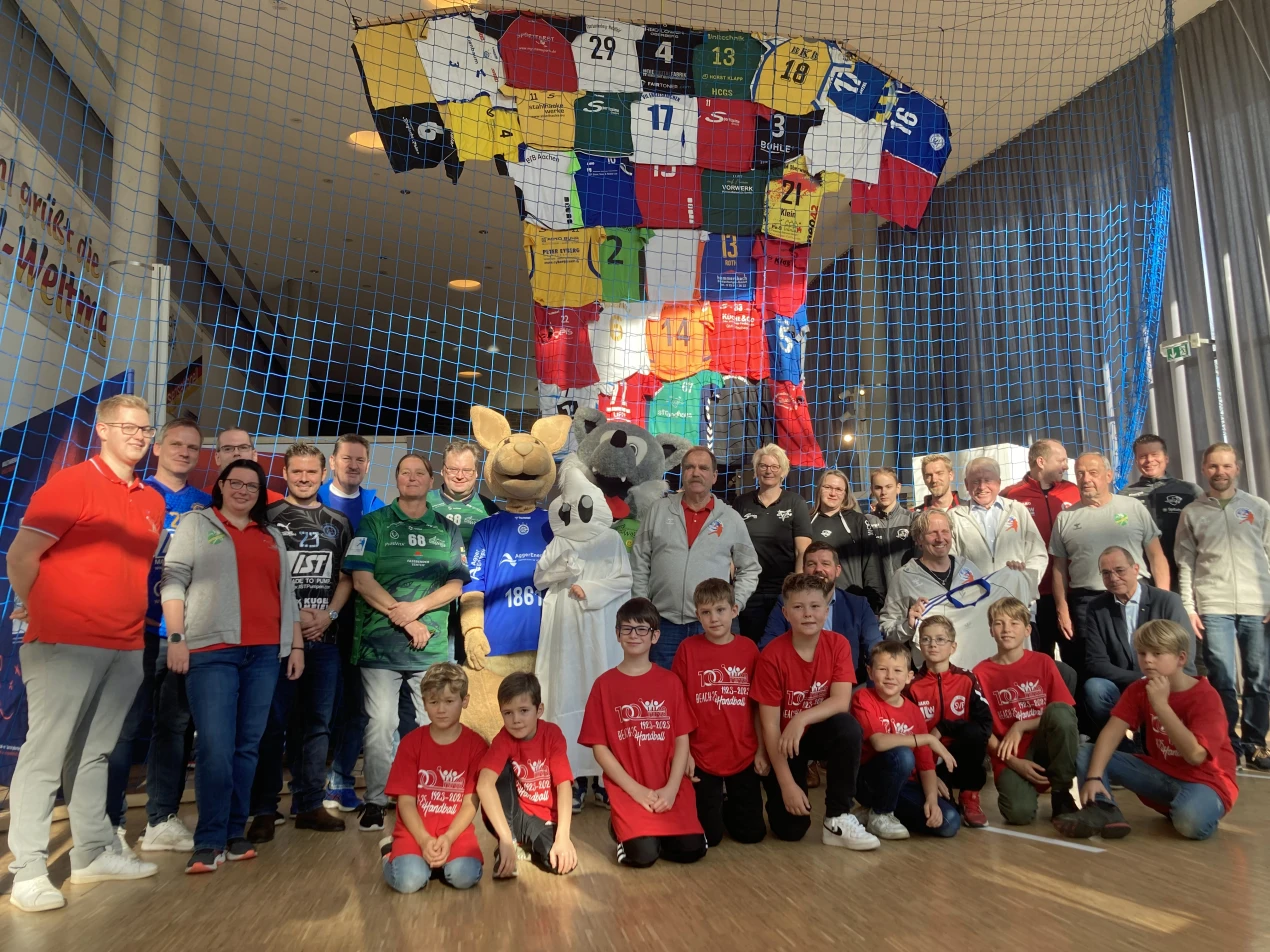 Eröffnung der Handball-Sonderausstellung auf Schloss Homburg: Die Ausstellungsmacher, Handball-"Urgesteine", Vertretende der oberbergischen Handballvereine und die Maskottchen Gummi und HomBuh kamen in der Neuen Orangerie zusammen. (Foto: OBK)