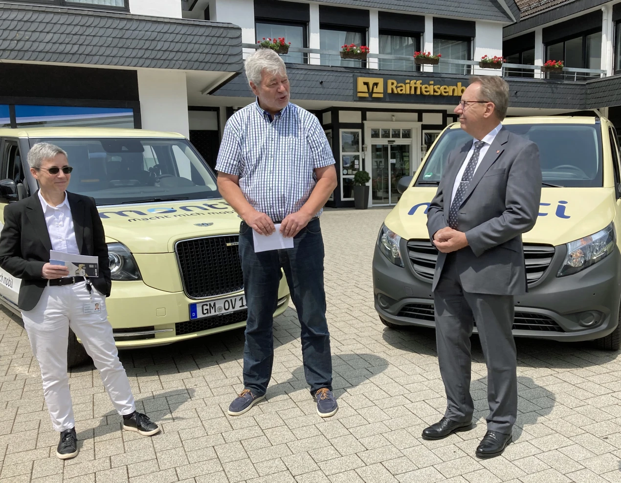 Freude in Nümbrecht über die Erweiterung des Service-Angebots von monti im neuen Bediengebiet (v. r.): Landrat Jochen Hagt, Bürgermeister Hilko Redenius und OVAG-Geschäftsführerin Corinna Güllner. (Foto: OBK)