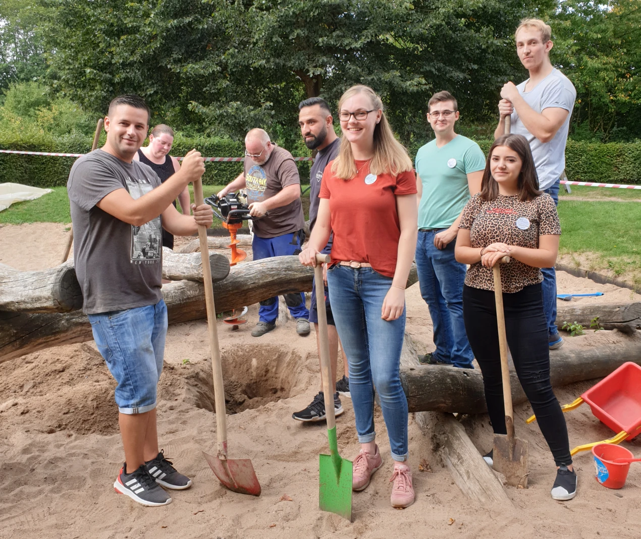 Im Familienzentrum Marie-Schlei in Bergneustadt halfen die Azubis dabei, ein Sonnensegel aufzuhängen und die dafür benötigten Befestigungspfosten im Boden zu verankern. (Foto: OBK)
