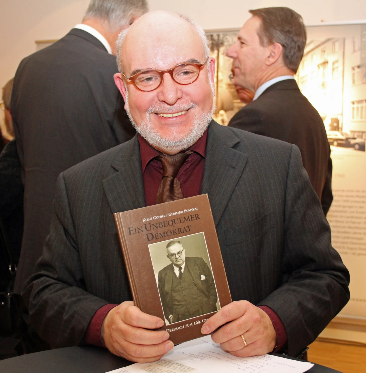Kreisarchivar Gerhard Pomykaj referierte kurzweilig über das Leben und politische Wirken von Dr. August Dresbach. (Foto:OBK) 