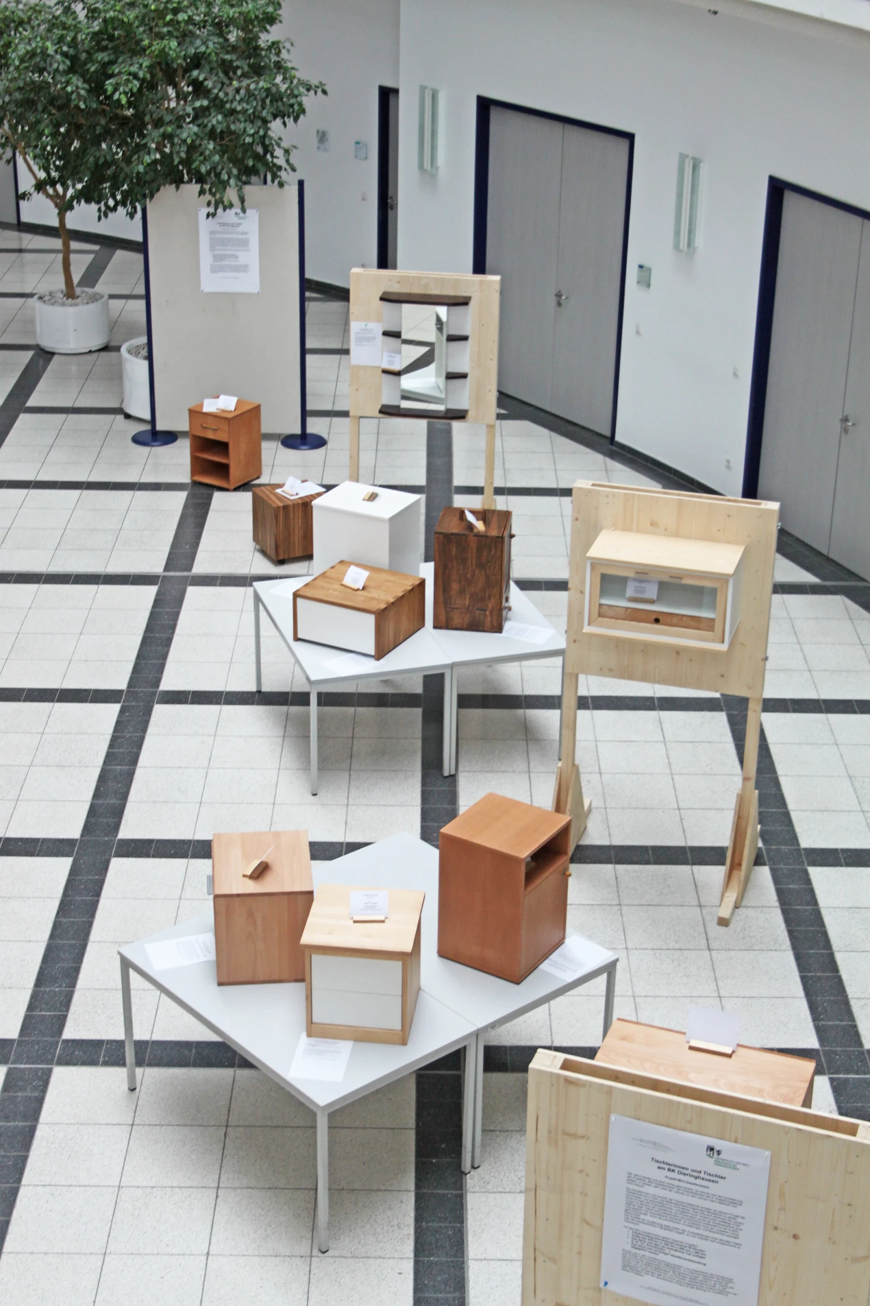 Die Ausstellung der Tischler - wie schon im letzten Jahr - kann während der Servicezeiten des Kreishauses besucht werden. (Bild: Dirk Schnegelberger)