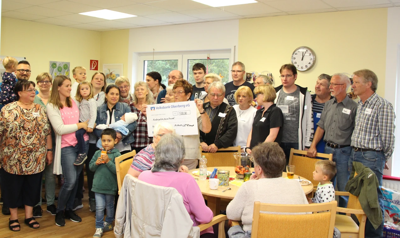 Viel los, nicht nur während des Jubiläums: Viele Besucherinnen und Besucher nutzen bei Kaffee und Kuchen die Gelegenheit für Austausch und Begegnung. (Foto: OBK)