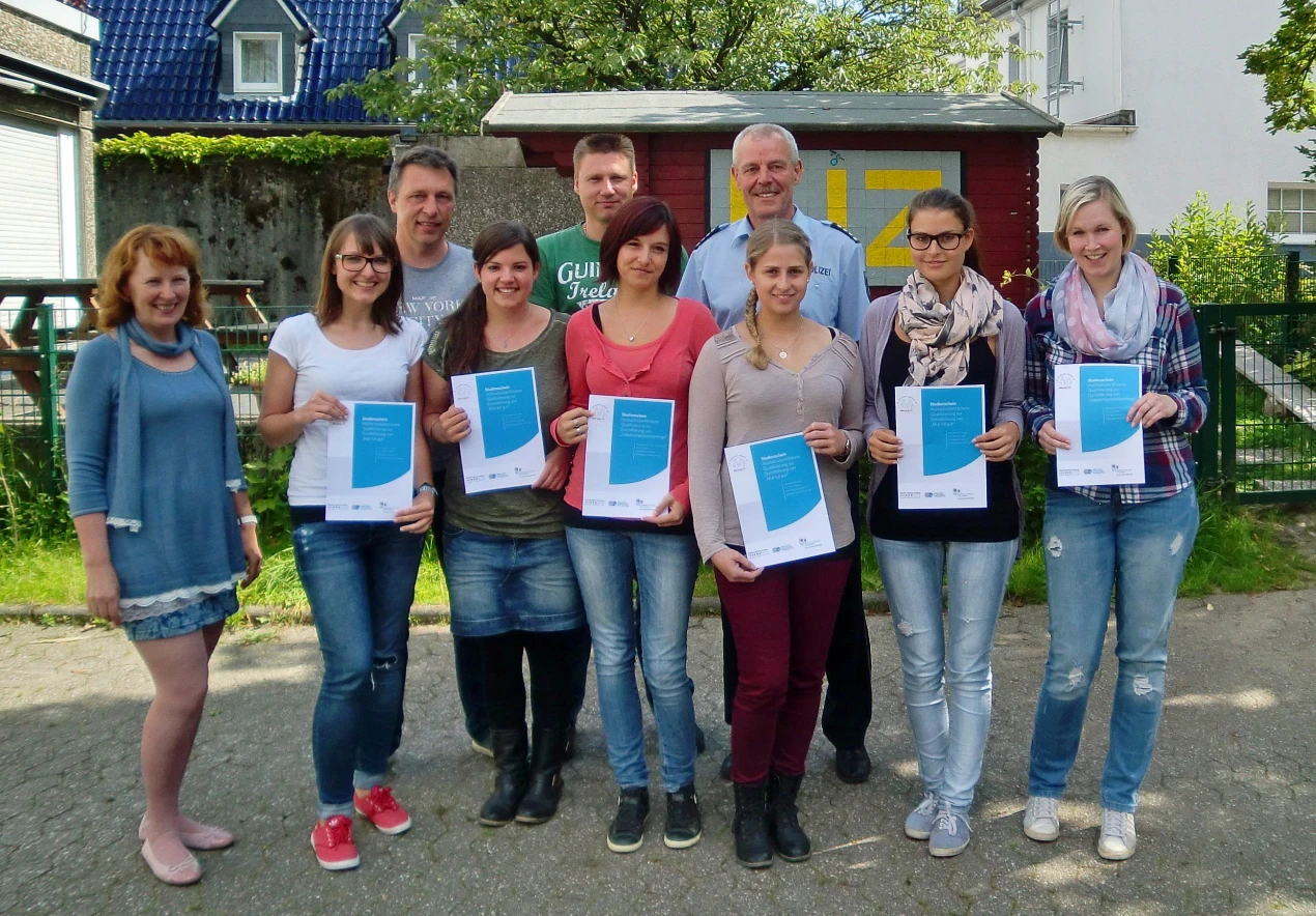 Die Dozenten Jörg Luckenbach und Matthias Wagener, Freddy Müller von der Kreispolizeibehörde (hinten, von l. n. r.) sowie Monika Müller vom Amt für Schule und Bildung (vorne l.) überreichten den sechs Studentinnen ihr Zertifikat. (Foto: OKB)