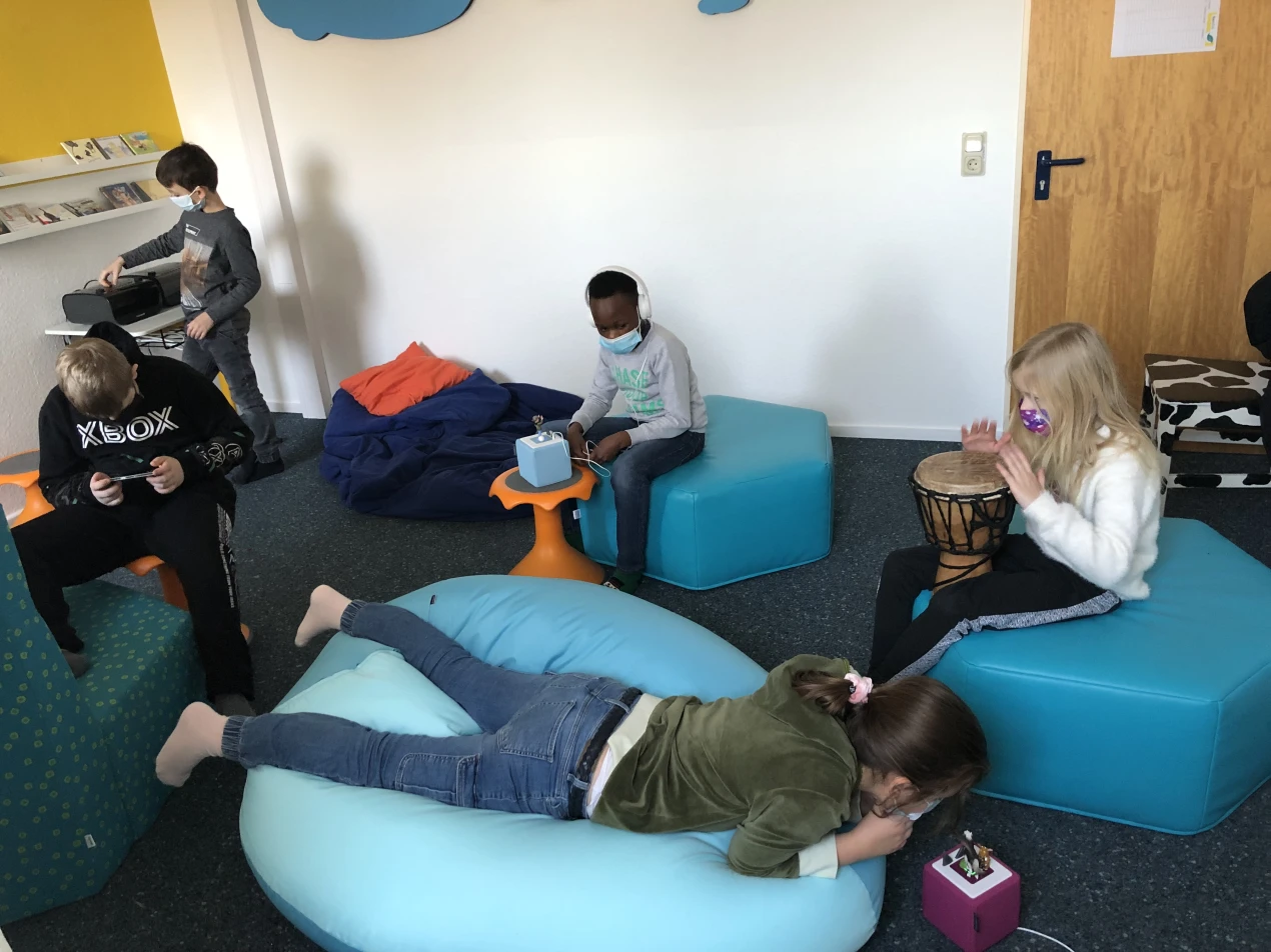 Im „Hörclub“ können die Kinder entspannen und gleichzeitig spielerisch ihre Fähigkeit Zuzuhören verbessern. (Foto: G. Kuba, Förderschule f. Sprache des Oberbergischen Kreises)  