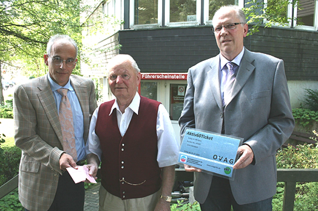 Mit 87 Jahren gibt Erich Steinbach (M.) an Dezernent Dr. Christian Dickschen (l.) vom Oberbergischen Kreis seinen Führerschein zurück und steigt dank des Jahrestickets der OVAG - überreicht durch Christoph Stock - auf den Bus um. (Foto: OBK)