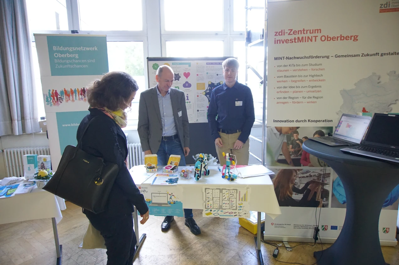 Die Teilnehmenden konnten sich auf dem Markt der Möglichkeiten zu vielen unterschiedlichen digitalen Angeboten informieren, hier beispielsweise am Stand des Bildungsnetzwerk Oberberg. (Foto: OBK)