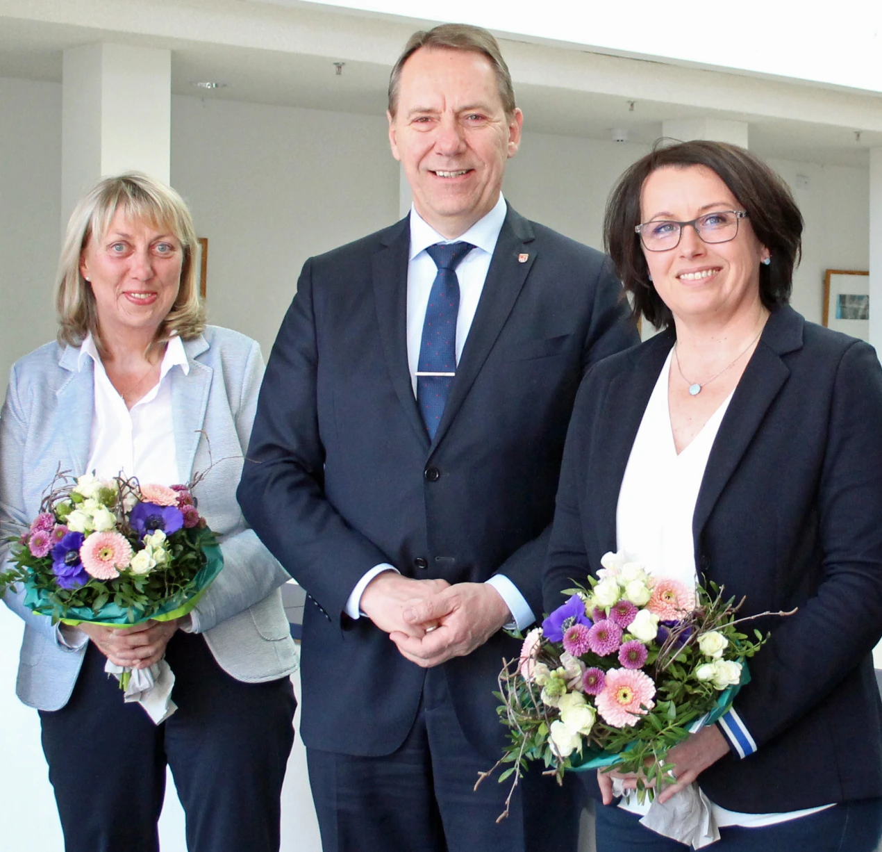 Landrat Jochen Hagt begrüßt Daniela Nyenhuis (r.) als neue Rektorin der Förderschule für Sprache und verabschiedet Marita Gröbner (l.) in den Ruhestand. (Foto: OBK)