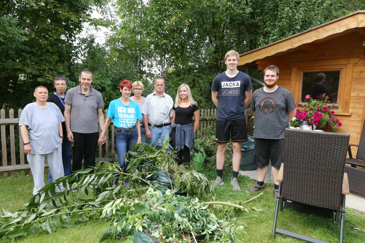 Jan Philipp Henrichs (v.r.), Tobias Mlynczak und Julia Benz nach geschaffter Gartenarbeit im Wohnpark Nümbrecht.