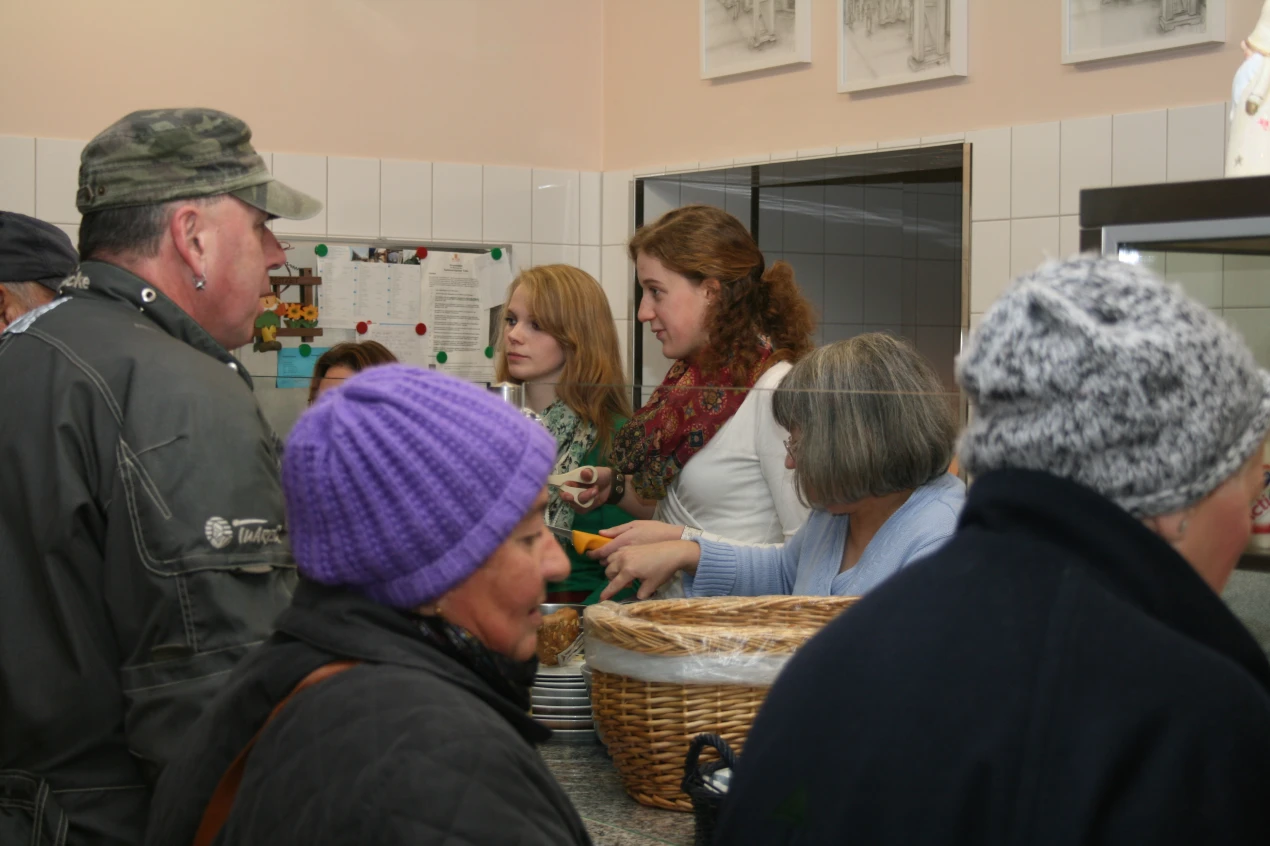 Die Auszubildenden Katharina Czolbe (l.) und Laura Marie Kopplin versorgten viele Gäste der Tafel mit einem guten Frühstück (Foto:OBK)  