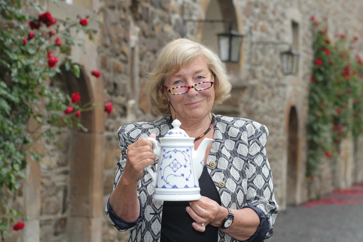 Carmen Thomas präsentiert eine Kaffeekanne "indisch-blau", die auf keiner Bergischen Kaffeetafel fehlen darf.(Foto:OBK)