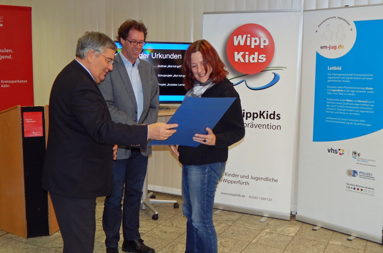 Landrat Hagen Jobi und Wipperfürths Bürgermeister Michael von Rekowski ehrten besonders fleißige Einrichtungen. (Foto: OBK)