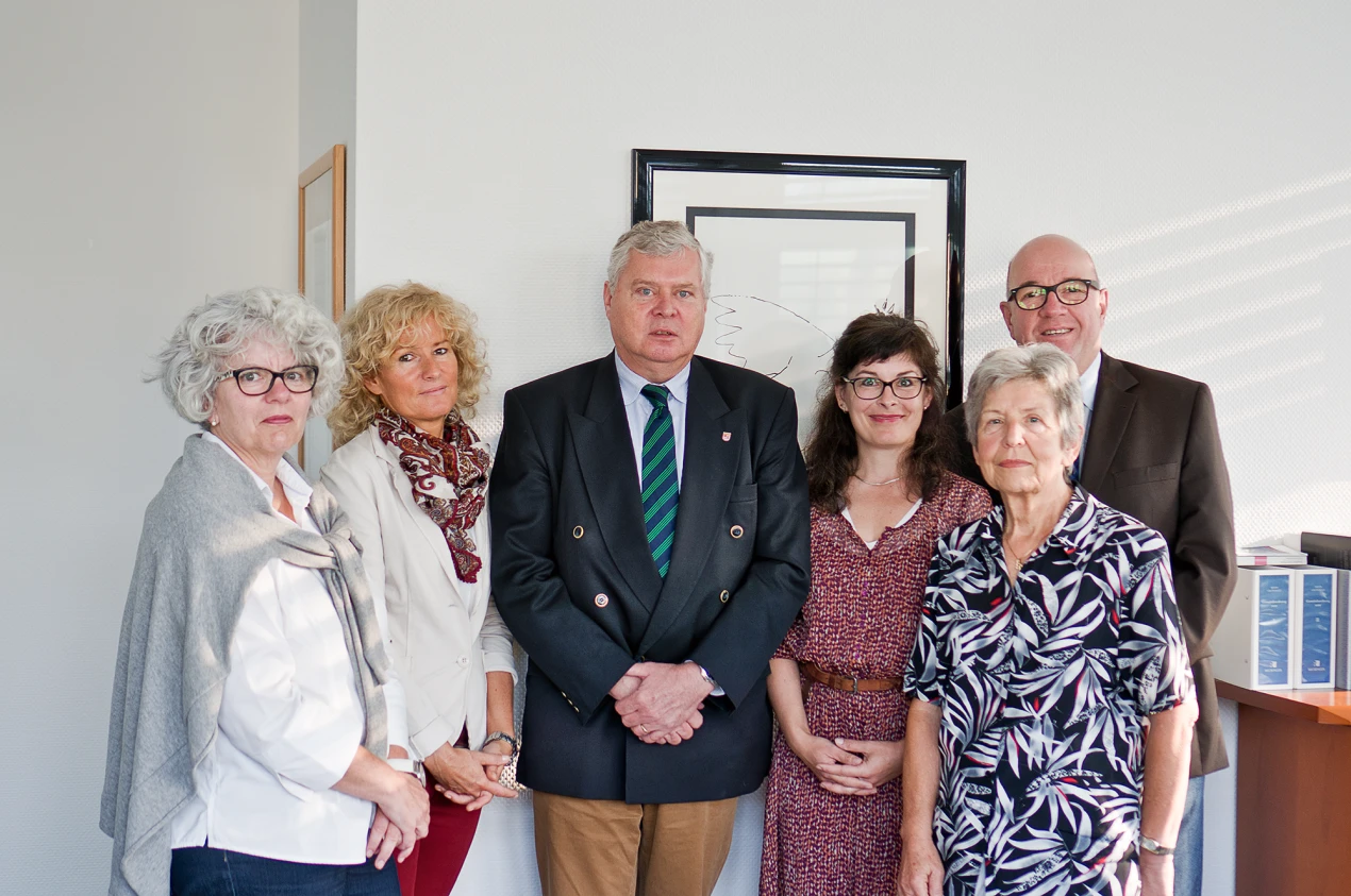 Die neue Bergneustädter Standortlotsin Gisela Zielonka-Unger (vorne r.) wurde unter anderem von Sozialdezernent Dr. Jorg Nürmberger (M.) und Bergneustadts Bürgermeister Wilfried Holberg (hinten r.) im Ehrenamt begrüßt. (Foto: OBK)