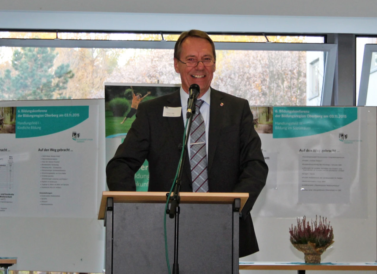 Landrat Jochen Hagt begrüßte die Teilnehmer der Bildungskonferenz. (Foto: OBK)