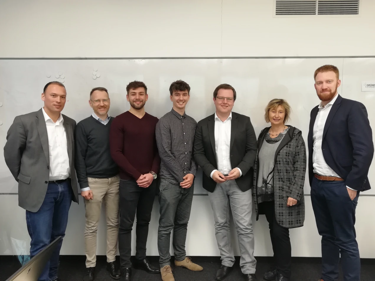 v.l.n.r.: Torben Viehl (Handwerkskammer zu Köln), Thomas Wojahn (Wirtschaftsförderung Oberbergischer Kreis), Johannes Scheiermann und Nikolas Beckel (BOTLER LIVE), Matthias Neugebauer (Start Hürth), Susanne Roll (GTC Gummersbach), Tom Frenzel (Probierwerk Leverkusen)(Foto: OBK)
