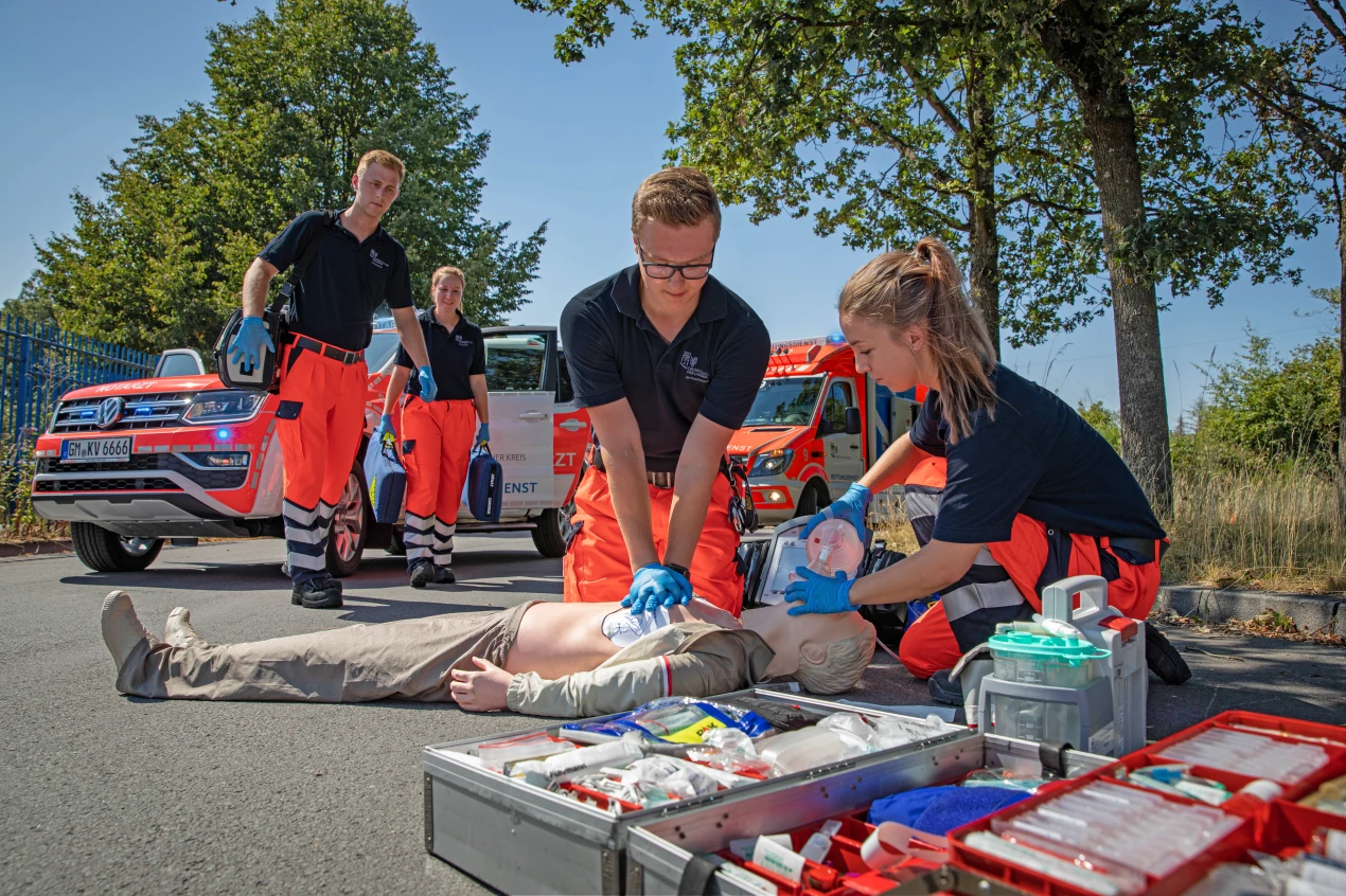 In Deutschland erleiden jährlich über 50.000 Menschen einen Herz-Kreislauf-Stillstand. Die Auszubildenden zeigen am 29. August 2019 im Forum Gummersbach an Übungspuppen, wie die Herzdruckmassage in einer solchen Situation Leben retten kann. (Foto: OBK/Niklas Lomberg)
