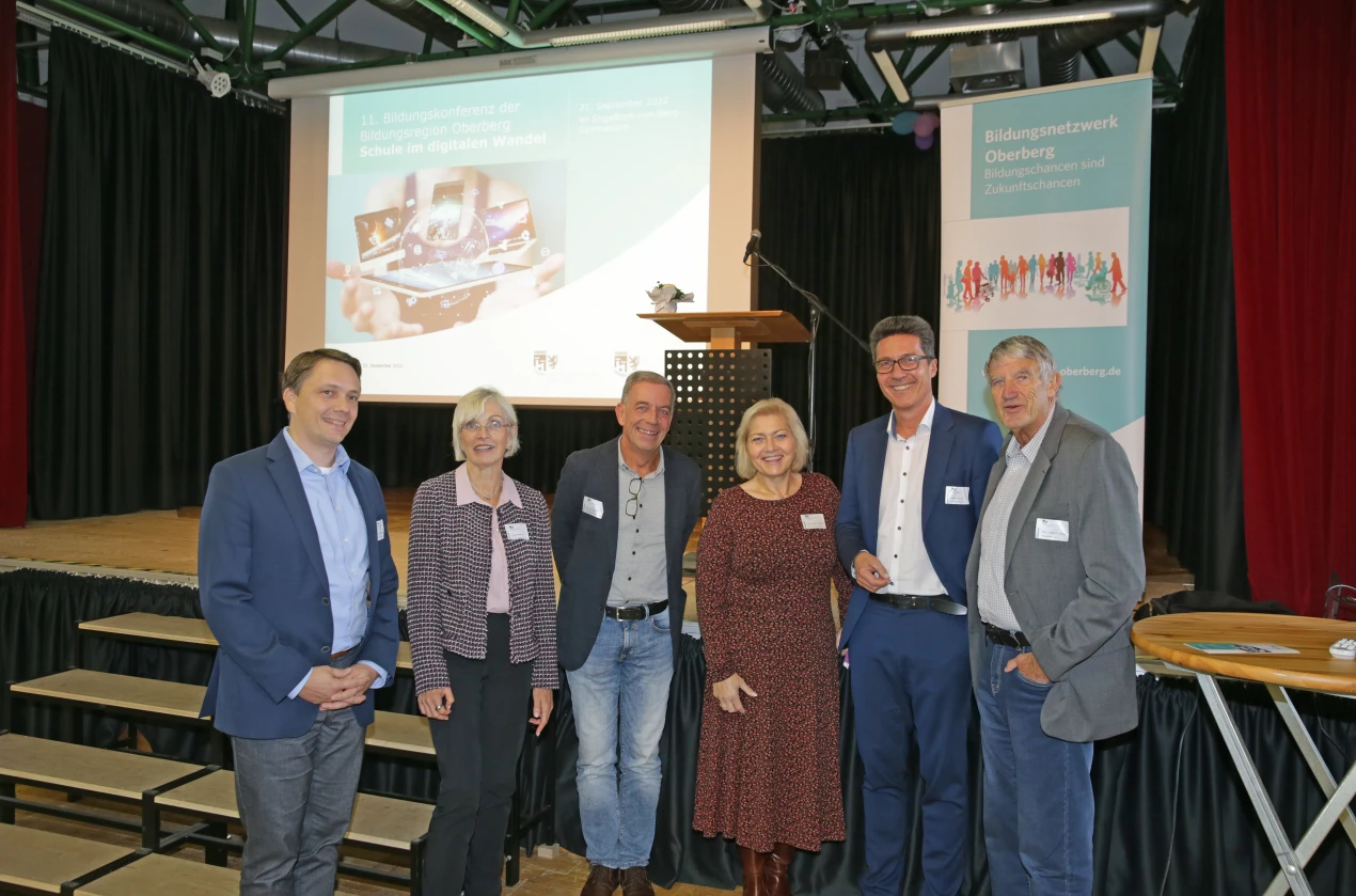 Reger Austausch auf der Bildungskonferenz 2022 zwischen (von links): Ulrich Nachtkamp (Referent), Dezernent für Bildung in der digitalen Welt, Dezernat 46, Bezirksregierung Köln; Anke Koester, Leiterin des Amtes für Schule und Bildung; Thomas Gunkel, Schulamtsdirektor für den Oberbergischen Kreis; Myrle Dziak Mahler (Referentin), Kanzlerin und Geschäftsführerin der Alanus Hochschule gGmbH in Alfter; Boris Preuss, Abteilungsdirektor Schulabteilung Bezirksregierung Köln; Prof. Dr. Friedrich Wilke, stellv. Landrat des Oberbergischen Kreises. (Foto: OBK) 