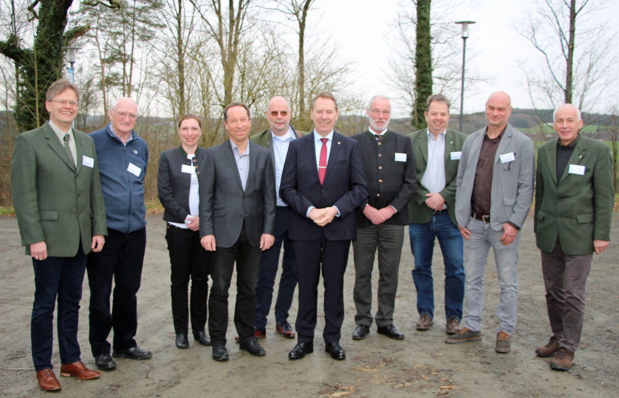 Landrat Jochen Hagt (M.)und Kreisdezernent für Planung und Umwelt Frank Herhaus (4.v.l.) freuten sich mit den Experten über die große Resonanz der ersten Waldtagung im Oberbergischen Kreis (v.l.n.r.): Landrat Jochen Hagt (M.) und Planungsdezernent Frank Herhaus (4.v.l.) freuten sich mit den Experten über die große Resonanz der ersten Waldtagung im Oberbergischen Kreis (v.l.n.r.): Dr. Mathias Niesar, Landesbetrieb Wald und Holz NRW, Heinz Kowalski, NABU - Landesverband NRW; Prof. Dr. Carola Paul, Universität Göttingen, Frank Herhaus,
Dezernent Planung und Umwelt, Oberbergischer Kreis, Eckhard Schulte,
Forstwirtschaftliche Vereinigung Bergisches Land, Landrat Jochen Hagt,
Hans-Friedrich Hardt, Waldbauernverband NRW, Martin Schwarz, Landesbetrieb Wald und Holz NRW, Team Holzwirtschaft, Frank-Christian Heute, Landschaftsökologe; Kay Boenig, Landesbetrieb Wald und Holz NRW. (Foto: OBK)
