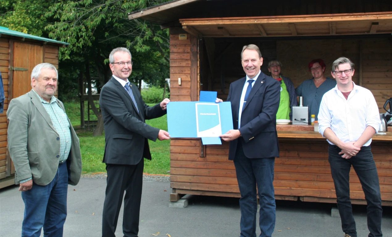 Von links: Axel Osterberg (Gemeinderats- und Kreistagsmitglied), Bürgermeister Rüdiger Gennies, Landrat Jochen Hagt und Andreas Erlinghagen(Stv. Vorsitzender IG Dorf- und Spielplatz Mittelagger e.V.). (Foto: Gemeinde Reichshof)