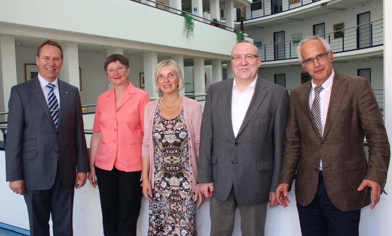 Landrat Jochen Hagt (v.l.), Dagmar Dick (Schulleiterin Kaufmännisches Berufskolleg), Anke Koester (Leiterin Amt für Schule und Bildung), Detlev Schuster (Schulleiter Berufskolleg Dieringhausen)und Dr. Christian Dickschen (Stellvertretender Schuldezernent des Oberbergischen Kreises). (Foto: OBK)